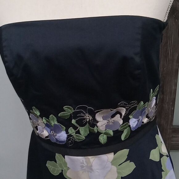 Loft 100% cotton fully lined floral strapless midi dress. Size 6. Side zip - Picture 2 of 4